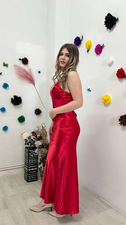 Rochie slip dress din satin roșu – Eleganță și senzualitate pentru ocazii speciale