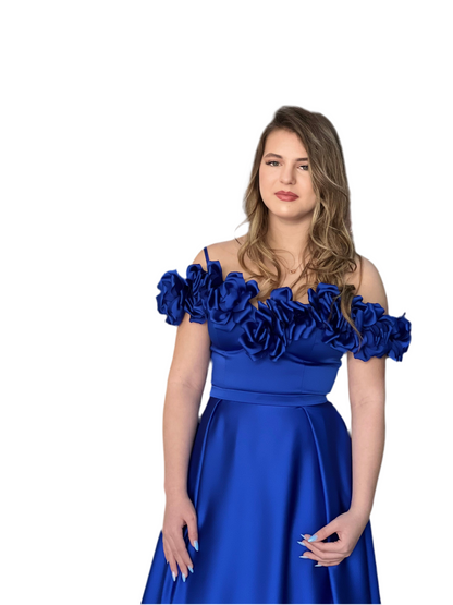 Rochie midi albastră cu flori 3D și umeri goi – Eleganță și feminitate